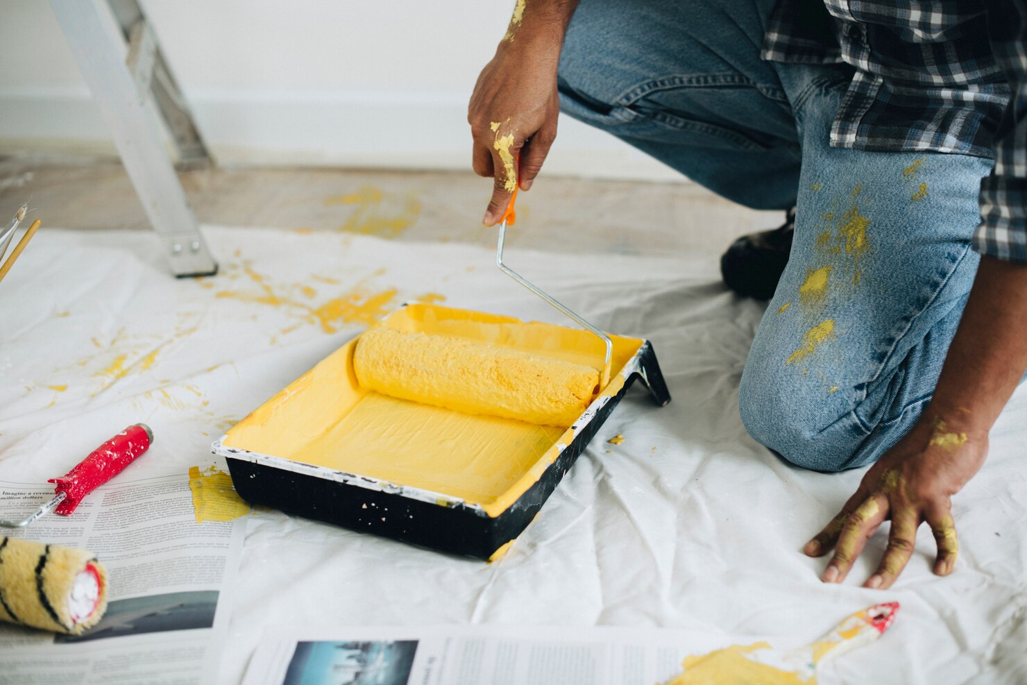 man painting walls yellow 53876 63282